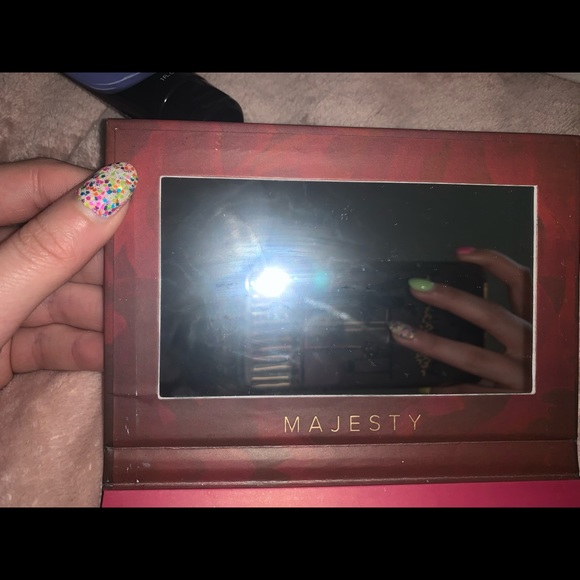 MAJESTY highlighter pallet !! 🤍 - Picture 3 of 3